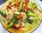 Foto langkah ke 10 dari resep Tumis Ayam Kacang Mede Brokoli.
