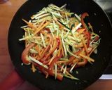 Pikáns csirke wokban rizstésztával recept fázis 3 fotója