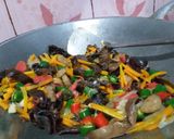 Foto langkah ke 4 dari resep Bihun goreng ceria.