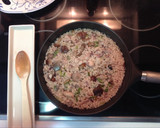 Foto del paso 7 de la receta: Arroz con calamares y setas