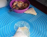 Foto langkah ke 3 dari resep Risol Rogout Segi Tiga.