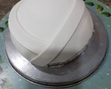 A picture of step 3 of Nikah Themed Cake.