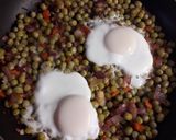 Foto del paso 4 de la receta: "colchón de arvejas con huevo"