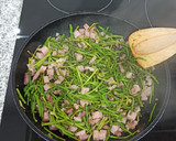Foto del paso 2 de la receta: Salteado de espárragos, ajos y bacon 🍽️