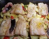 Foto del paso 3 de la receta: Pescado al ajo y orégano en cama de patatas con sorpresa