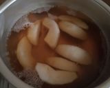 Foto langkah ke 2 dari resep Simple Tea Poached Pear.