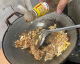 รูปขั้นตอนการทำที่ 4 ของ ข้าวผัดหมูปิ้ง