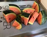 Une image de l'étape 3 de Salade de melon, pastèque et raisin au miel.