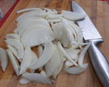 Foto del paso 1 de la receta: Conejo encebollado con arroz blanco al ajillo