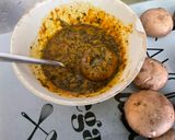 Une image de l'étape 4 de Champignons bruns marinés grillés au citron, persil et curcuma.