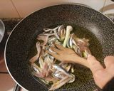 Foto del passaggio 3 della ricetta Linguine all acciughe, pesto di basilico, burrata e pistacchi con acciughe croccanti