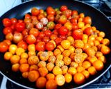 Foto del paso 1 de la receta: UCHUVAS🍅a Las Finas Hierbas Con🎂Mozzarella...!🥳