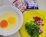 Foto langkah ke 2 dari resep Telur Dadar Daun Kunyit.