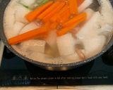 รูปขั้นตอนการทำที่ 3 ของ น้ำซุปใส หัวไชเท้า และ แครอท 🥕🧄