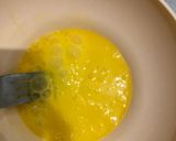 Foto langkah ke 2 dari resep Double Egg Soup.