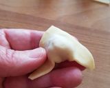 Foto del passaggio 5 della ricetta Cappelletti in brodo di cappone