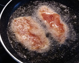 Foto del paso 6 de la receta: Pechuga de pollo frita con guarnición de patatas con mayonesa y