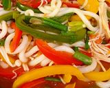 Hình bước làm 4 của món Mì udon nấu cà chua, ớt chuông, nấm kim châm