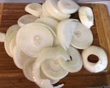 Une image de l'étape 2 de Oignons croustillants aux épices et parmesan.