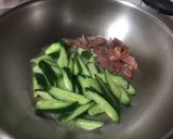 香腸炒小黃瓜的食譜步驟2照片