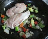 Foto del paso 5 de la receta Pollo y verduritas a la sartén con huevos duros especiales