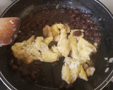 Foto del paso 2 de la receta: Huevo revuelto con frijoles y salsa