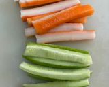 Foto langkah ke 4 dari resep Salmon Sushi Roll.