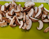 Foto del paso 4 de la receta: Solomillo de cerdo con shiitake y salsa de tomate y pimientos