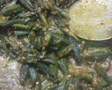 A picture of step 1 of Tawa bhindi.