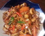 Foto langkah ke 5 dari resep Tumis cumi asin saus tiram.