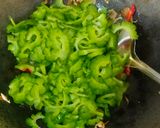Foto langkah ke 3 dari resep Oseng Pare Udang Rebon.