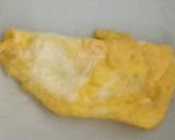 Foto langkah ke 3 dari resep Cheese omelette with potato chips.