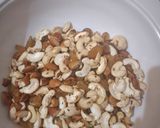 ड्राई फ्रूट्स चिक्की (dry fruits chikki recipe in Hindi) रेसिपी चरण 1 फोटो