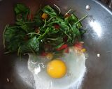 Foto langkah ke 5 dari resep Menu Sarapan Diet: Tumis Bayam Paprika Telur.