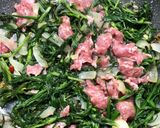 Foto del passaggio 4 della ricetta Gnocchetti acqua e farina, stridoli e luganica