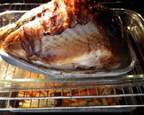Foto del paso 9 de la receta: Pavo asado relleno de cerdo, castaña, bacon y tomillo y verduras