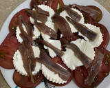 Foto del paso 4 de la receta: Ensalada de tomate, queso fresco y anchoas