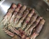 Foto langkah ke 3 dari resep Enoki Beef Roll.