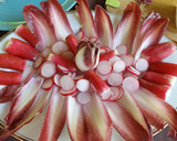 Foto del paso 3 de la receta: Ensalada de rabanitos con endibias rojas, queso feta y vinagreta de estragón