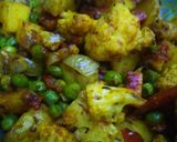 गोभी आलू मटर गाजर की सब्जी (Gobhi Aaloo matar Gajar ki sabzi recipe in hindi) रेसिपी चरण 4 फोटो