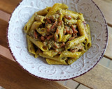Foto del paso 5 de la receta: Macarrones de cúrcuma al pesto con bacon