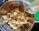 Foto del paso 1 de la receta: Moqueca de banana con brochetas de camarón