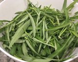Stir fried water spinach炒空心菜的食譜步驟1照片