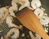 รูปขั้นตอนการทำที่ 2 ของ กุ้งผัดหน่อไม้ฝรั่ง