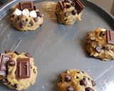 Foto langkah ke 4 dari resep 34. Simple Choco Chip Cookies.
