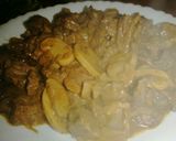 صورة لخطوة 4 من وصفة حمسة لحمة الجمل مع البصل والفطر 🥩🧅🍄