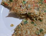 A picture of step 4 of Omelette noodle pizza.