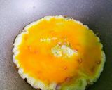 Hình bước làm 2 của món Cơm chiên cá hồi,trứng,cải chua,đậu hủ và tàu hủ ki
