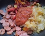 Foto del paso 3 de la receta: Arepa rellena de salchicha, pimentón, cebolla y queso🥯🌭🧀
