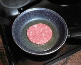 Foto del paso 1 de la receta: Hamburguesa a la plancha con salteado campestre